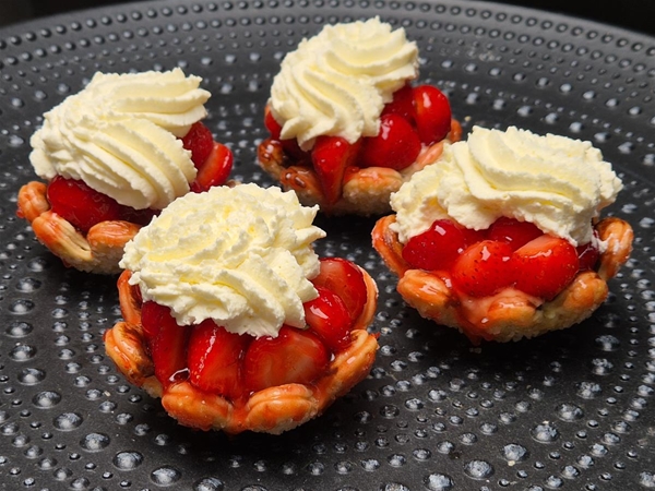 Aardbeienschelpje met slagroom