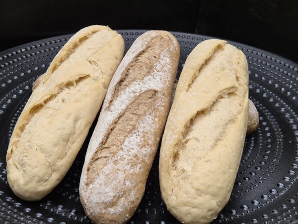 Wit en bruin afbakstokbrood (circa 26 cm), per 2